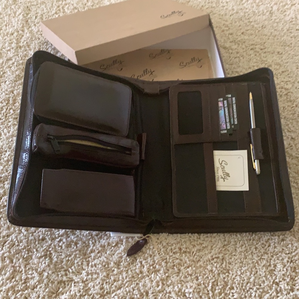 NWOT Scully Western Organizer Tri Fold Zip